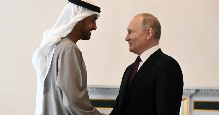Putin üşüdüyü üçün BƏƏ liderinə öz paltosunu verib-VİDEO