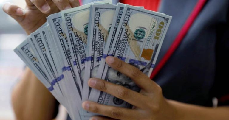 Azərbaycanda əhali banklardan dollar alışını azaldıb
