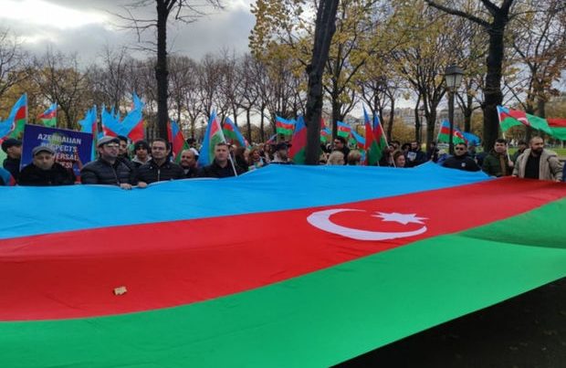 Azərbaycanlılar Fransa Milli Assambleyasının qarşısında etiraz aksiyası keçirirlər – FOTO