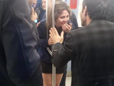 Metroda qəribə olay – Qız başını elə yerə saldı ki, FHN gəldi – FOTO