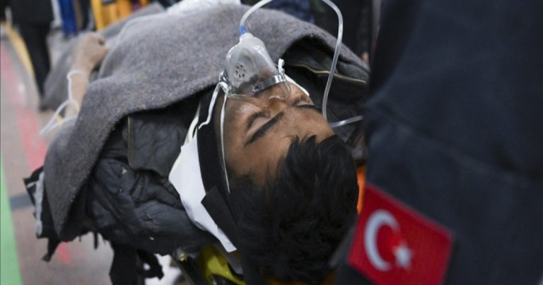 Türkiyədə 261 saat sonra 2 nəfər dağıntılar altından sağ çıxarılıb