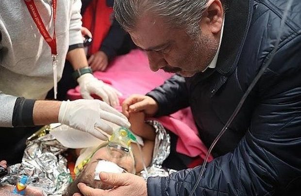 Türkiyənin səhiyyə naziri 150 saat sonra dağıntılar altından çıxarılan qızı müayinə edib – VİDEO