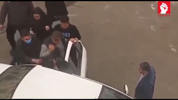 İranda molla rejimin məmurları iki məktəbli qızı həbs edərək zorla maşına mindiriblər – VİDEO
