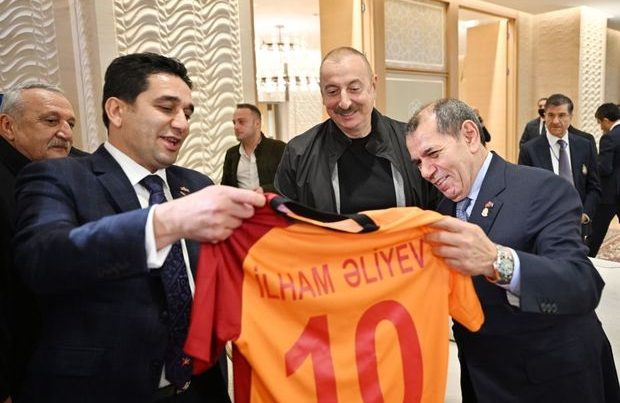 “Qalatasaray” futbol klubunun rəhbəri Prezident İlham Əliyevə xatirə hədiyyələri tədqim edib – FOTO