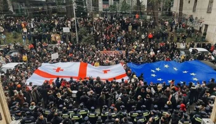 Avropa İttifaqının (Aİ) bayrağı yenidən Gürcüstan parlamentinin binasında qaldırılıb