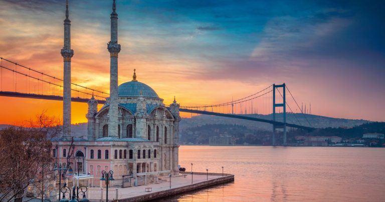 İstanbul səmasını bürüyən qara bulud gecə effekti yaratdı