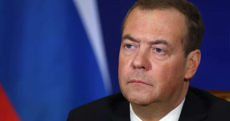 Medvedev: “Rusiya lazım gəldikdə nüvə silahından istifadə etməkdən çəkinməyəcək”