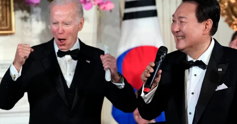 Cənubi Koreya prezidenti Bayden üçün mahnı oxudu