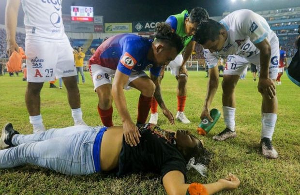 Salvadorda futbol stadionunda baş verən izdihamda 9 nəfər ölüb – VİDEO