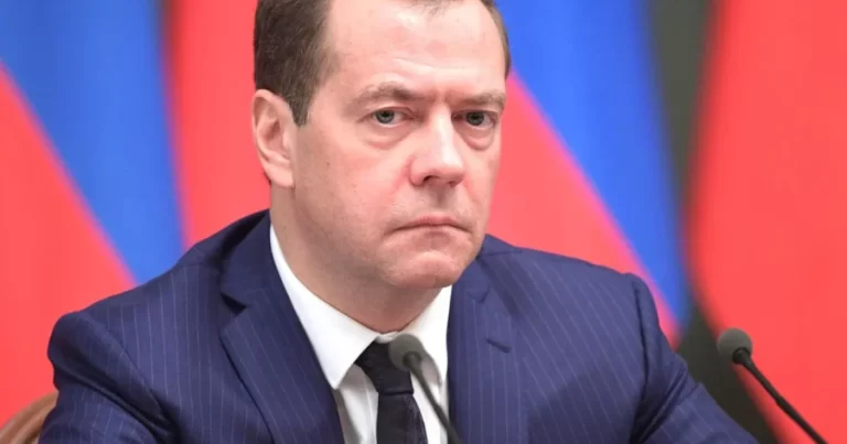 Dmitri Medvedev: Sülh üçün Ukraynanın təslim olması lazımdır