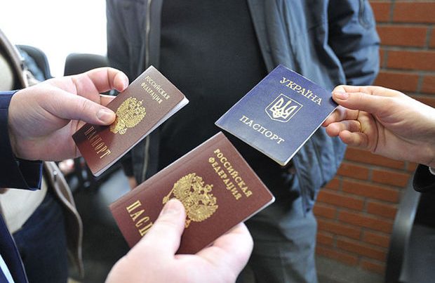 Ukraynalılara zorla Rusiya pasportu paylanılır – VİDEO