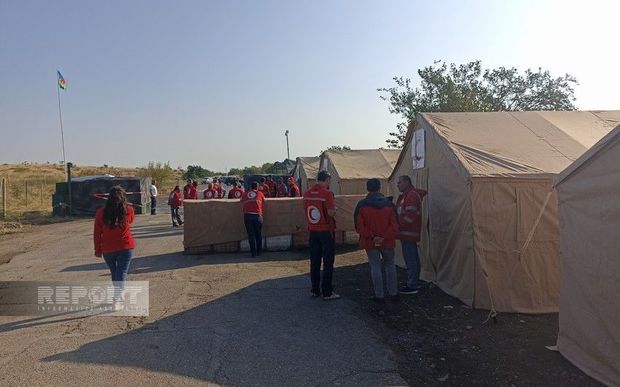 Bakıdan erməniəsilli şəxslərə yardım aparan humanitar karvan iki gündür Ağdam-Xankəndi yolunda gözləyir – FOTO
