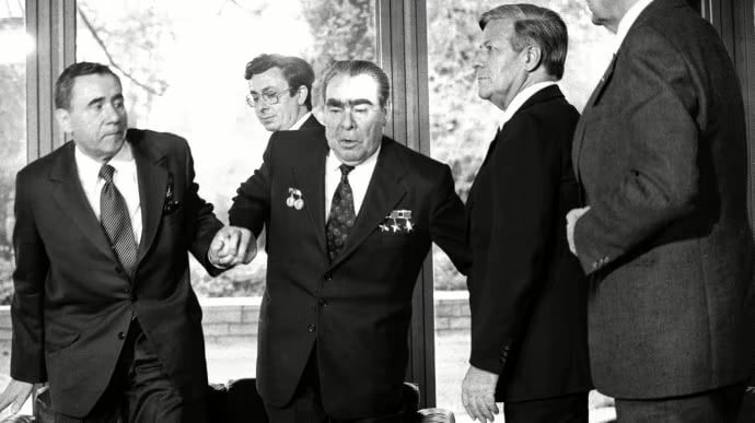Leonid Brejnevin daha bir titulunu əlindən aldılar
