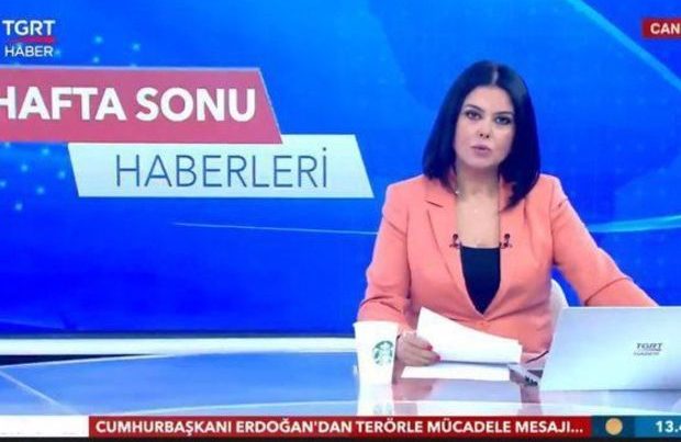 Türkiyədə məşhur telekanalın aparıcısı stəkanın üzərindəki loqoya görə işdən qovuldu – FOTO/VİDEO