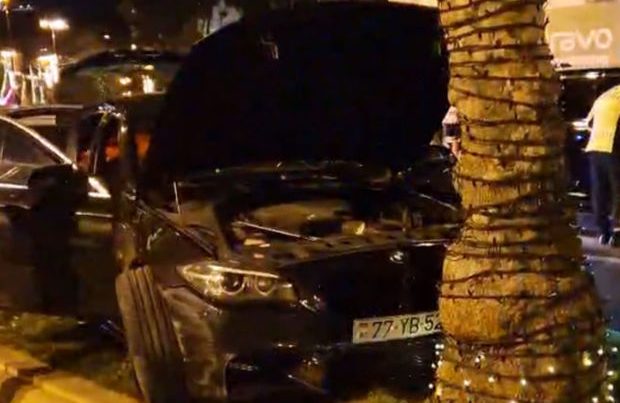 Bakıda BMW yoldan çıxaraq ağaca çırpıldı – VİDEO