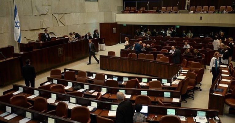 İsrailli girovlarının ailə üzvləri Knessetin binasına soxularaq İsrail parlamentin iclasını yarımçıq qoyublar