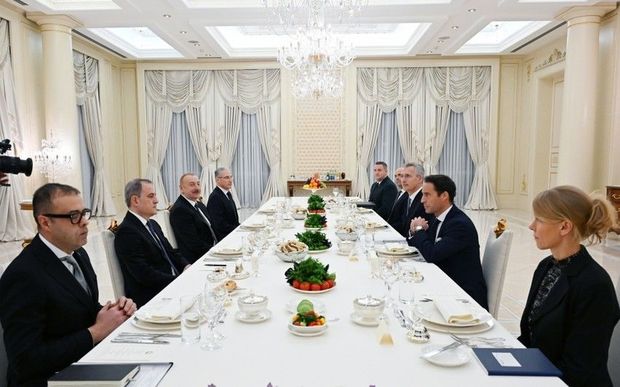 Prezident İlham Əliyevin NATO baş katibi ilə şam yeməyi əsnasında geniş tərkibdə görüşü olub