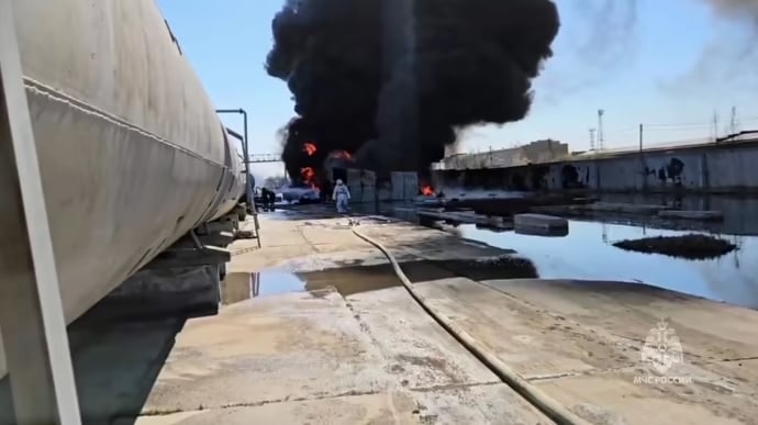 Omsk şəhərində üç neft məhsulları konteyneri yanıb