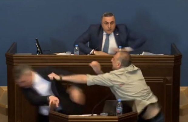 Gürcüstan Parlamentində müzakirələr kütləvi davaya çevrildi – VİDEO