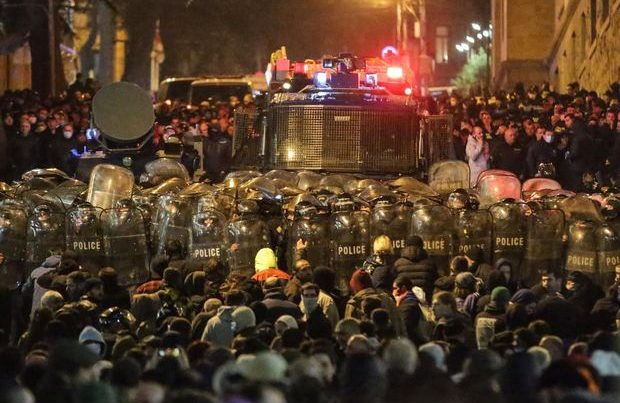 Tbilisidə etirazçılarla polis arasında TOQQUŞMALAR