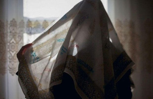 İranda molla hicaba görə qadına hücum edib – VİDEO