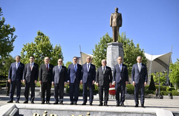 Baş nazir Əli Əsədov Ankarada ümummilli lider Heydər Əliyevin abidəsini ziyarət edib – FOTO
