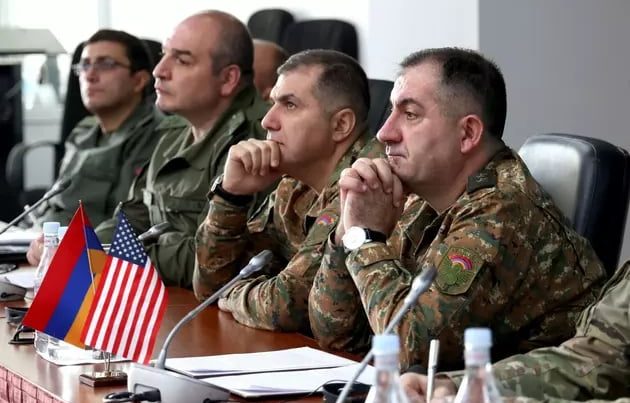 Amerika hərbçiləri ermənilərə dərs keçir