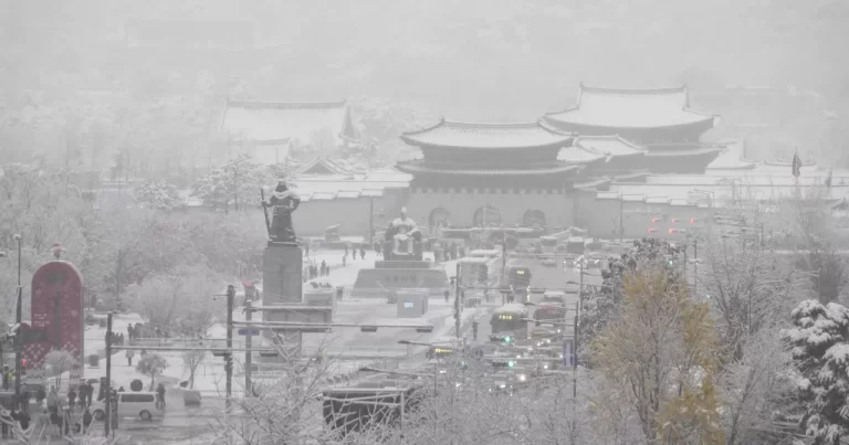 Cənubi Koreyada güclü qar həyatı dayandırıb: Ən azı 3 ölü, 12 yaralı var