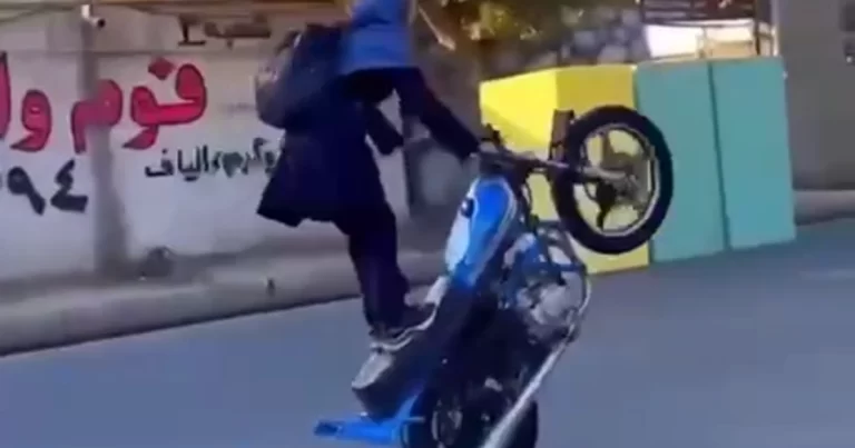 İranda gənc qızlar motosikletlə şou göstəriblər