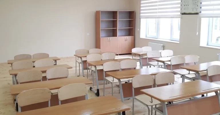 Bakıda məktəblərin qarşısında GÖRÜN NƏ SATILIR