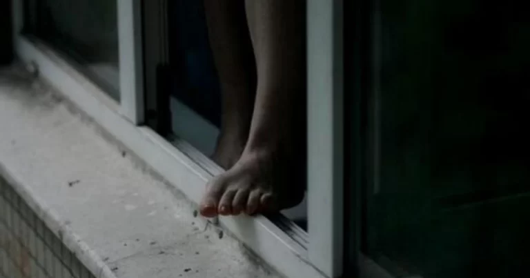 Bakıda DƏHŞƏT: Kişi 8 yaşlı qızını 10-cu mərtəbədən atmaq istədi