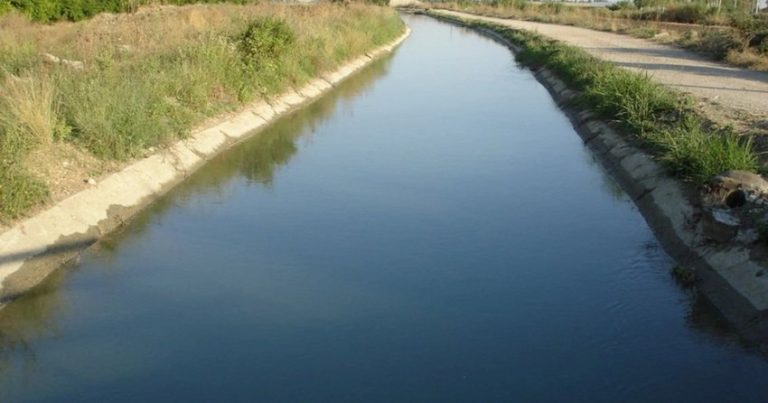 Neftçalada motosiklet su kanalına düşüb, ölən var