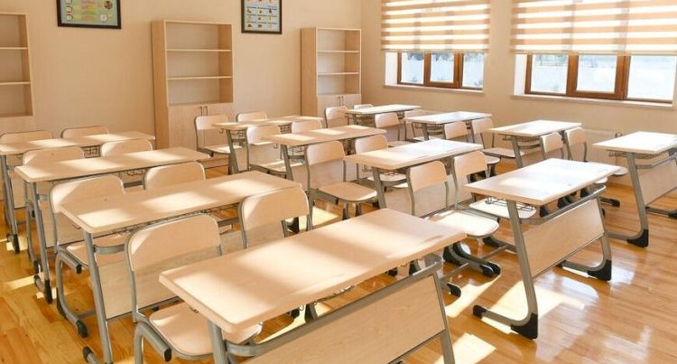 Azərbaycanda müəllim şagirdi stulla döydü – VİDEO