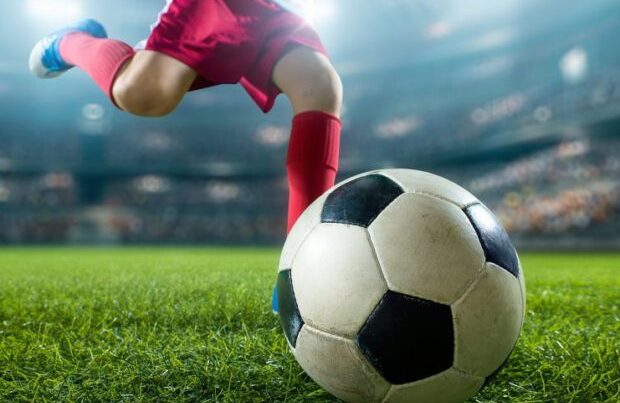 Məşhur futbolçu yerə yıxıldı: Ölüm təhlükəsi var – Oyun dayandırıldı + ŞOK KADRLAR