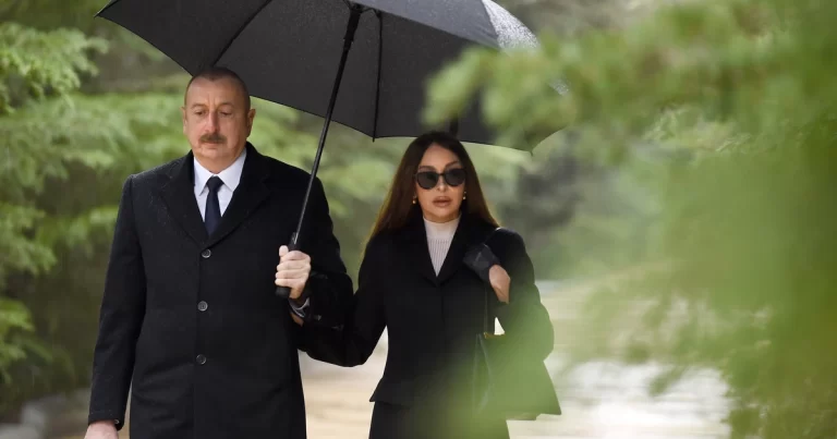 İlham Əliyev və Mehriban Əliyeva ümummilli lider Heydər Əliyevin məzarını ziyarət ediblər