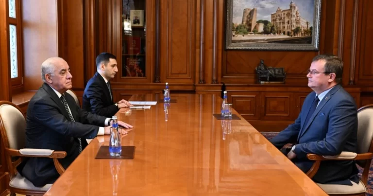 Əli Əsədov Belarusun Azərbaycandakı səfiri ilə görüşüb