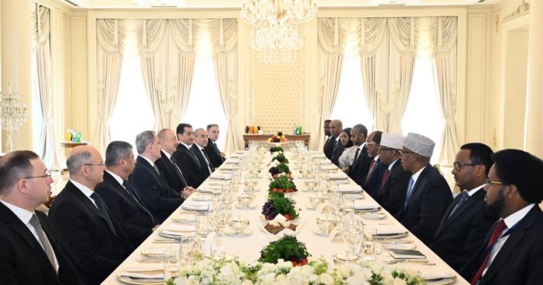 İlham Əliyevin Somali Prezidenti ilə lanç əsnasında geniş tərkibdə görüşü olub