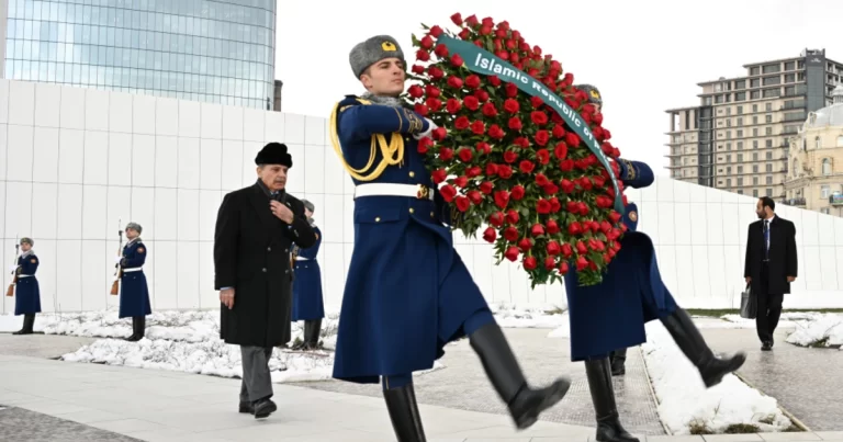 Pakistanın baş naziri Bakıda Zəfər parkını ziyarət edib