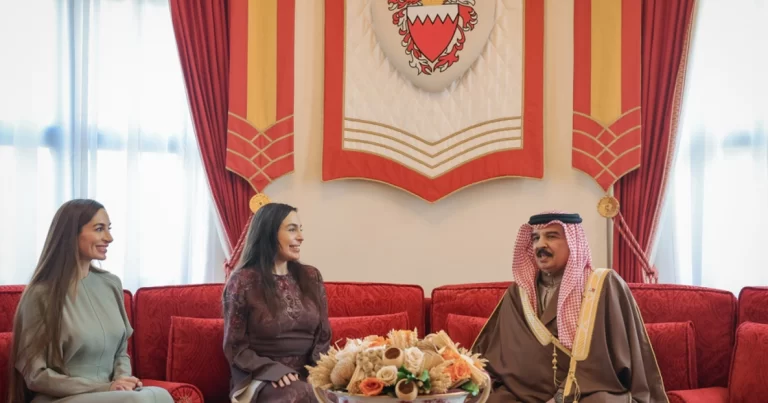 Bəhreyn Kralı Həməd bin İsa Al Xəlifə Leyla Əliyeva və Arzu Əliyevanı qəbul edib