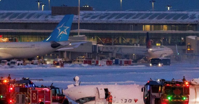 Güclü külək təyyarəni aşırtdı