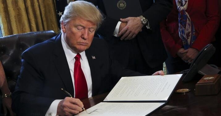 Donald Tramp Co Bayden dövrünün bütün prokurorlarını qovmaq haqqında qərar qəbul edib