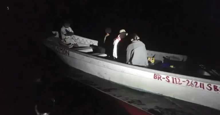 ABŞ Gömrük və Sərhəd Mühafizəsi rusları daşıyan qayığı saxlayıb