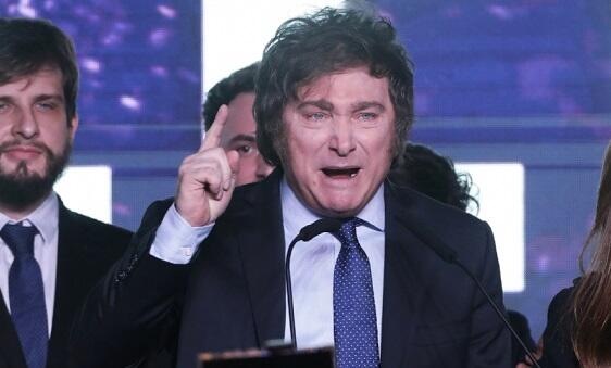 Jurnalist mikrafonla prezidentin burnuna vurdu