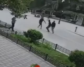 Gəncədə ölümlə bitən bıçaqlaşmanın görüntüsü – VİDEO 23+