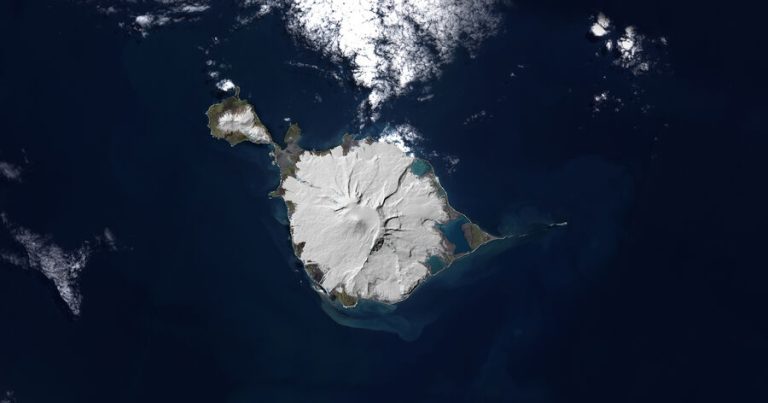 Alimlər uzaq adada buzlaq kəşf edərək dəhşətə gəliblər