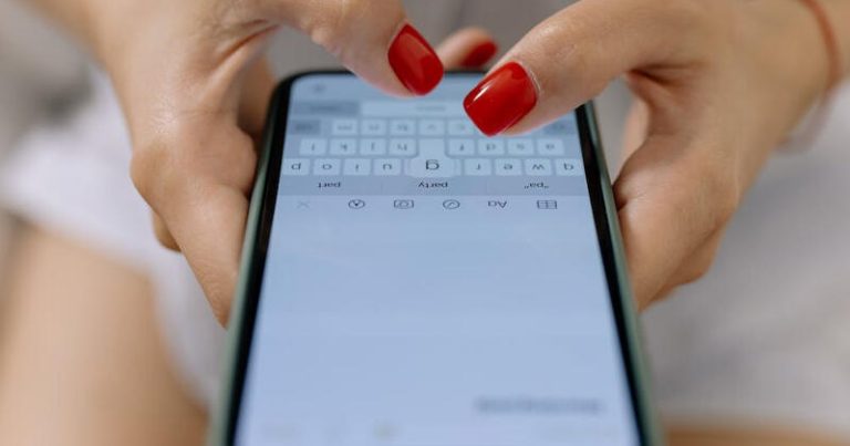 Bakıda iki uşağı ilə hotelə görüşə gedən qadını kişi eyvandan atdı – Cinayət işi – FOTO