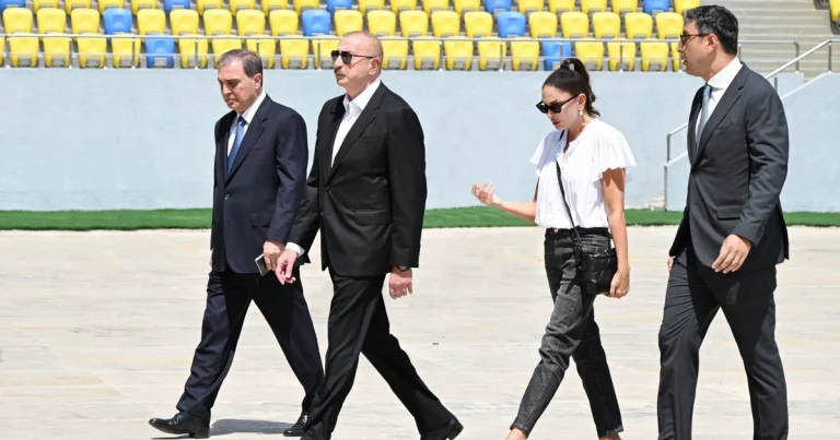 İlham Əliyev və Mehriban Əliyeva Gəncə şəhər stadionunda tikinti işlərinin gedişi ilə tanış olublar