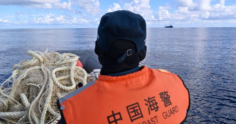 Cənubi Çin dənizində iki Çin gəmisi toqquşub