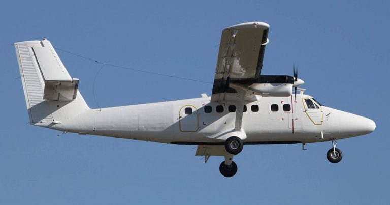 Saxalində sərnişin təyyarəsi qəza enişi edib