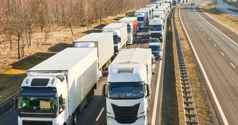 Ermənistanın yüzlərlə yük maşını Rusiyaya buraxılmayıb